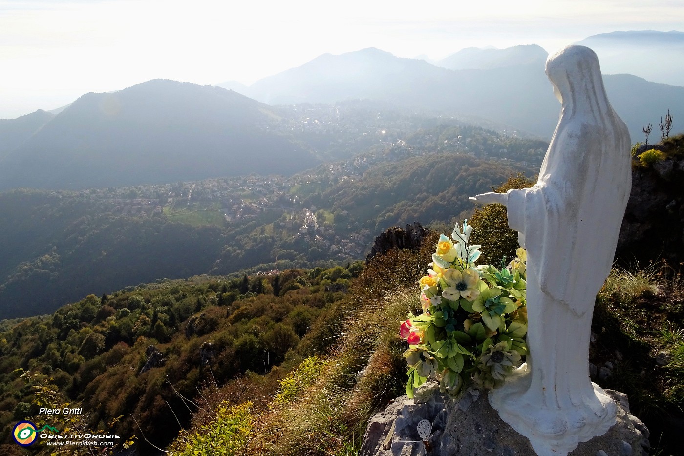 40 La bianca Madonnina con vista sull'altopiano di Selvino-Aviatico.JPG